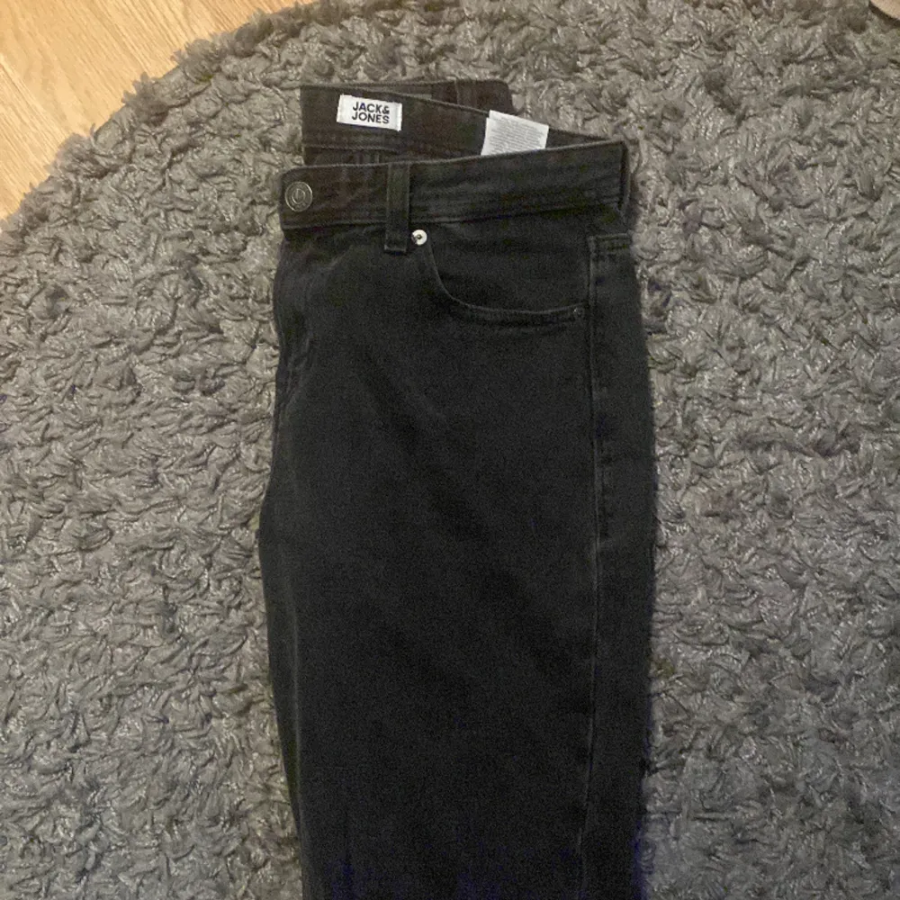 Nypris 800kr mitt pris 350kr inte så använda straight fit. Mörk grå färg.. Jeans & Byxor.