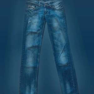 Jätte fina vintage lågmidjade jeans från Diesel💗🤩 Passar någon som är runt 165, 170 och jag skulle säga att färgen syns bäst på andra bilden!✌🏼 Säljer då dessa tyvärr har blivit för små för mig