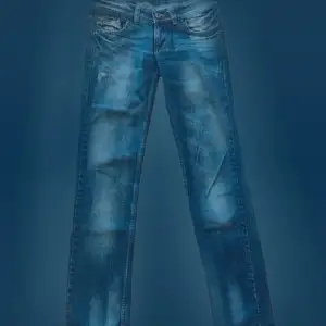 Jätte fina vintage lågmidjade jeans från Diesel💗🤩 Passar någon som är runt 165, 170 och jag skulle säga att färgen syns bäst på andra bilden!✌🏼 Säljer då dessa tyvärr har blivit för små för mig
