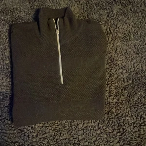 Half zip kronstadt - Säljer min half zip som är skit snygg men tyvär har växt ut Den är felfri jätte bra skick Nypris:999