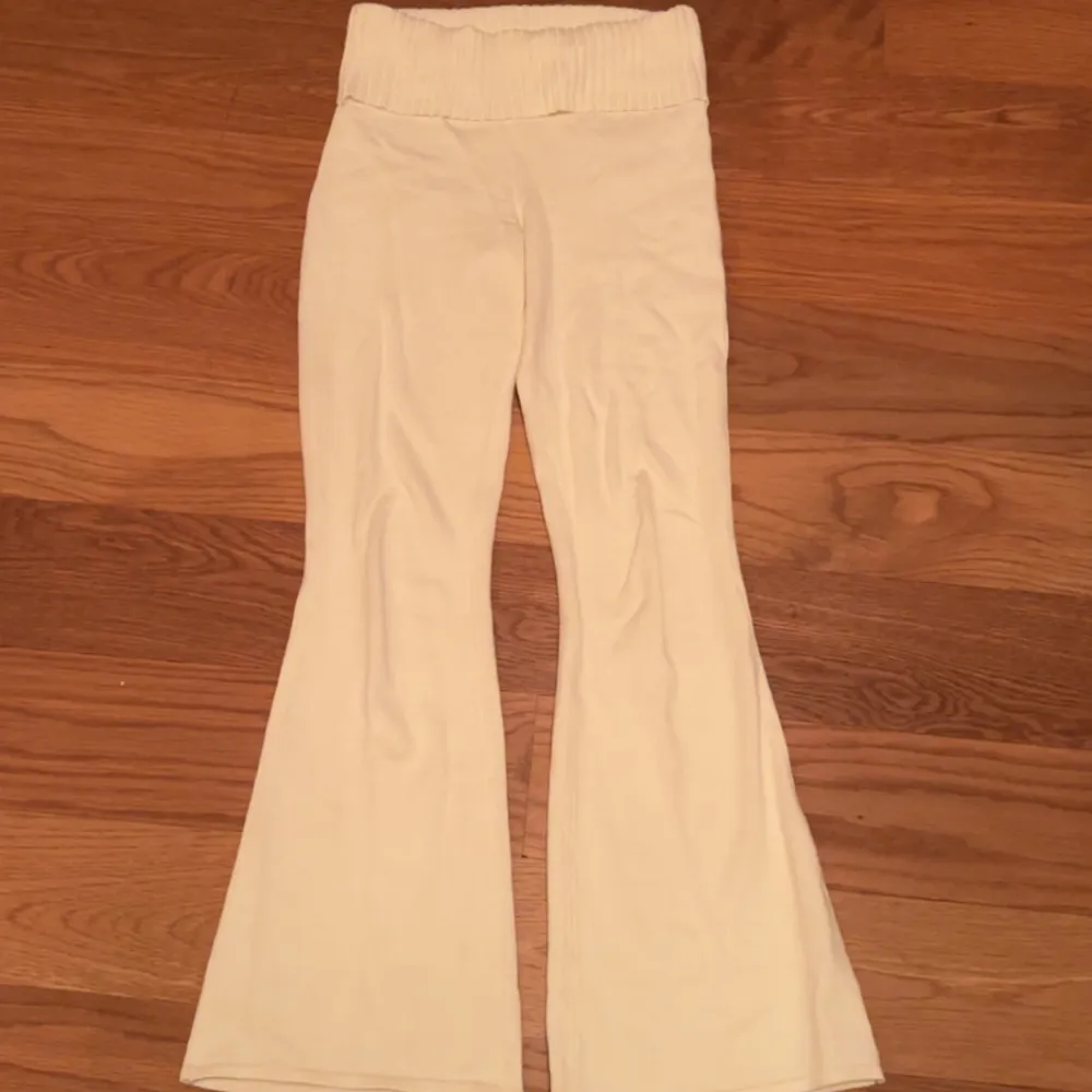 Säljer dessa liknande byxor från catania i färgen vit, inga defekter och oanvänd💕. Jeans & Byxor.