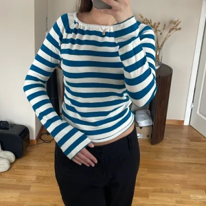 Randig tröja med långa ärmar - Såå snygg tröja! Älskar materialet o att den har långa ärmar😍Varken strlk eller märke står men skulle säga att den passar s-m