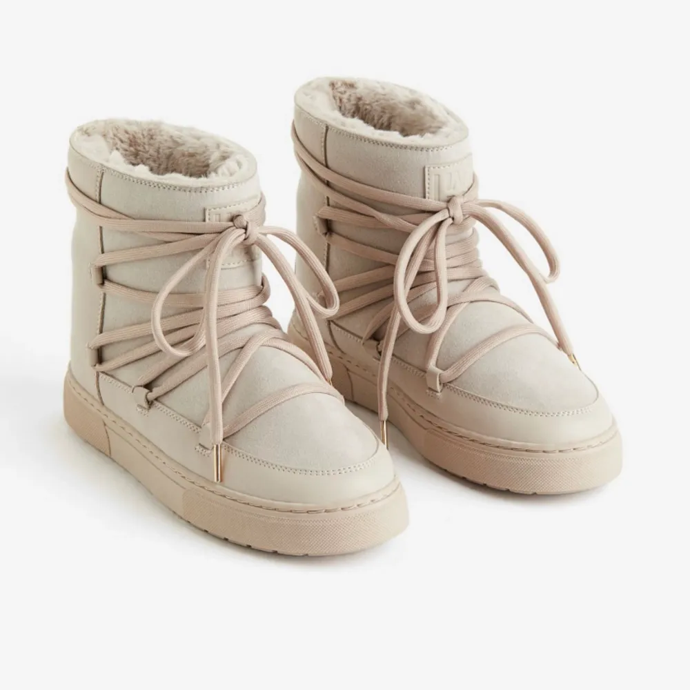 Helt nya vadderade boots från H&M, dom populära skorna är helt slutsåld på hemsidan och säljs nu helt oanvända och nya ;)                        . Skor.