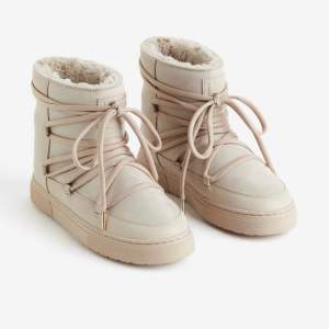 Helt nya vadderade boots från H&M, dom populära skorna är helt slutsåld på hemsidan och säljs nu helt oanvända och nya ;)                        