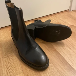 Chelsea boots - Chelsea boots från Flattered, storlek 40 (lite stora i storleken). Bara använd en gång så i mycket bra skick. 