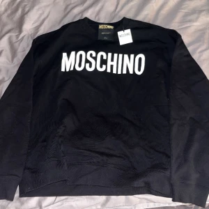 Svart Moschino tröja - Svart moschino tröja, aldrig använt, lappen kvar, nyligen köpt.