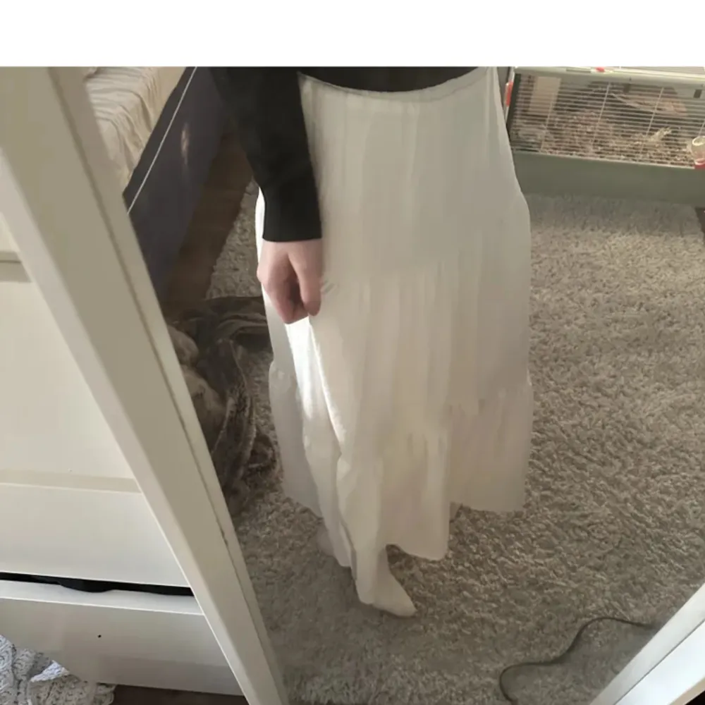 Fin vit lång kjol köpt här på plick, har bara testat den en gång men passade inte mig så bra, men annars jättefin kol perfekt för sommaren💘(inte mina bilder). Kjolar.