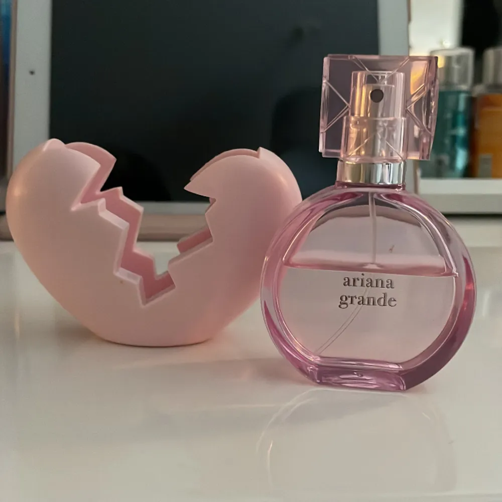 Säljer dessa Ariana grande parfymer i ett pack för 450kr!  Men kan även köpas enskilt! Då diskuterar vi priset privat!💞Tagit bild så man kan se ungefär hur mycket det är kvar!. Övrigt.