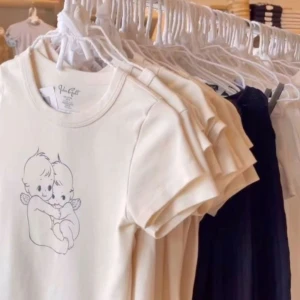 Topp - Säljer min superfina kortärmade topp från märket brandy melville, som jag köpt från deras butik i Stockholm. Toppen är aldrig använd och är i nyskick, men kan behöva strykas!🤍