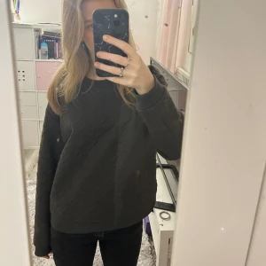 Grå tröja zara - En fin struktur tröja från zara i en mörkgrå färg 😊