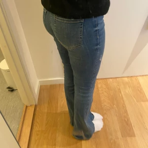 Jeans - Mid rider jeans som går att ha lågmidjade. Lite slitningar på byxbenen (de sista bilden) men inget som man tänker på o ganska snyggt i mitt tyckte☺️storlek M men funkar även på mig som brukar ha S🙌 kom gärna provat för fler bilder❤️