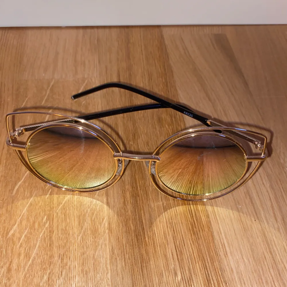 Ett par söta solglasögon som jag köpte från en butik i Grekland 2018. Glaset skiftar i rosa och grönt beroende på vinkel. Relativt gott skick. Om det skulle vara någon defekt så syns det nog på bilderna :). Accessoarer.