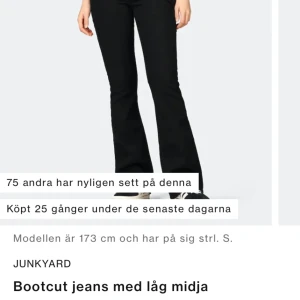 Bootcut jeans Junkyard  - Säljer dessa fina bootcut jeans från Junkyard då de inte riktigt passar mig och lite stora i midjan. De är bra längd på mig som är 165! Hör av dig vid bilder. Köptes för 600kr och säljer för 200kr. Köparen står för frakten också!💓