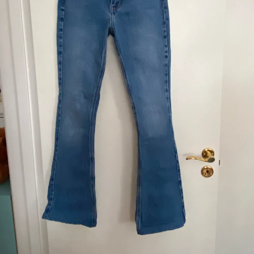 Blå jeans från new look. Köpta på asos och är i fint skick!. Jeans & Byxor.