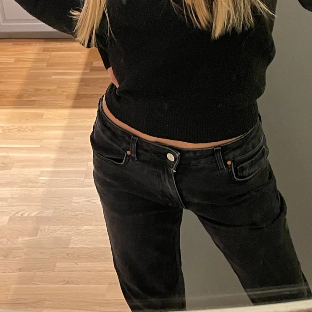  mid wide 980 jeans från bikbok, säljer då de inte kommer till användning längre 🩷  Storlek: waist 28 Lenght: 34. Jeans & Byxor.