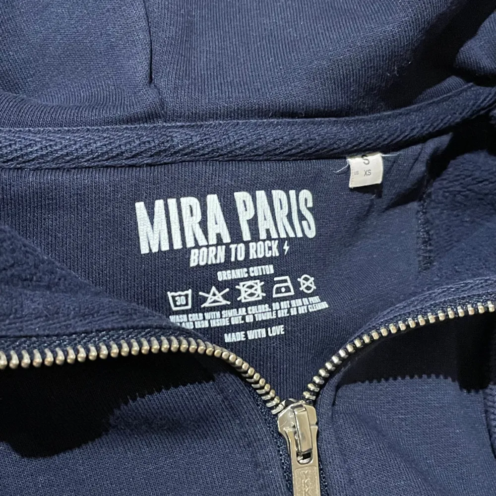 Säljer min superfina Mira Paris zip up hoddie då jag tröttnat på den. I nyskick och fortfarande jätteskön, storlek xs/s unisex. Kostar ca 1500kr ny!. Hoodies.