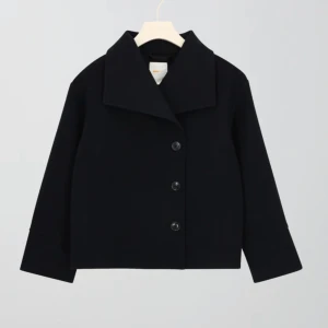 Gina tricot Young kappa - Mörkblå vårjacka från Gina Tricot Young som är väldigt stor i storlek, jag är 161 och den passar perfekt på mig, originalpris 399