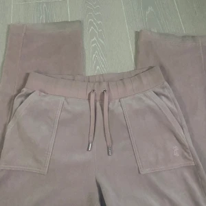 Juice couture byxor  - Använt några gånger, i storlek L! Pris kan diskuteras. 