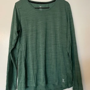 Tränings tröja  - En träning tröja som är långärmad och vatten fin och skön att ha. Har inte använd den. 