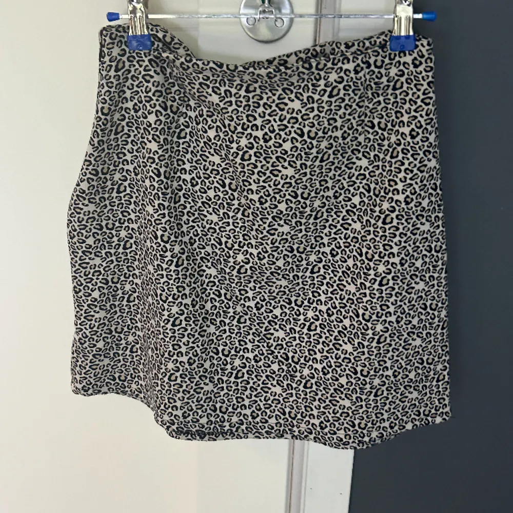 Kjol från Zara använd 2 gånger, är i djumönstrad design , beige/svart färger, normal i storlek oxhuvud mycket bra skick!. Kjolar.