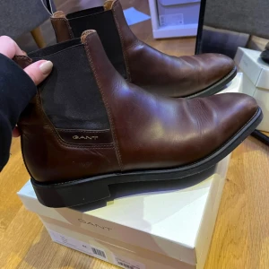 Gant skor - Säljer mina Gantskor då de är för små i storlek.  1 par bruna chelseaboots 1100 kr. 1 par marinblåa sneakers 500.   2 för 1 om ni tar båda samtidigt🤩