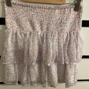 Blommig kjol från veromoda 💞 Säljer för 150kr Nyskick💘 