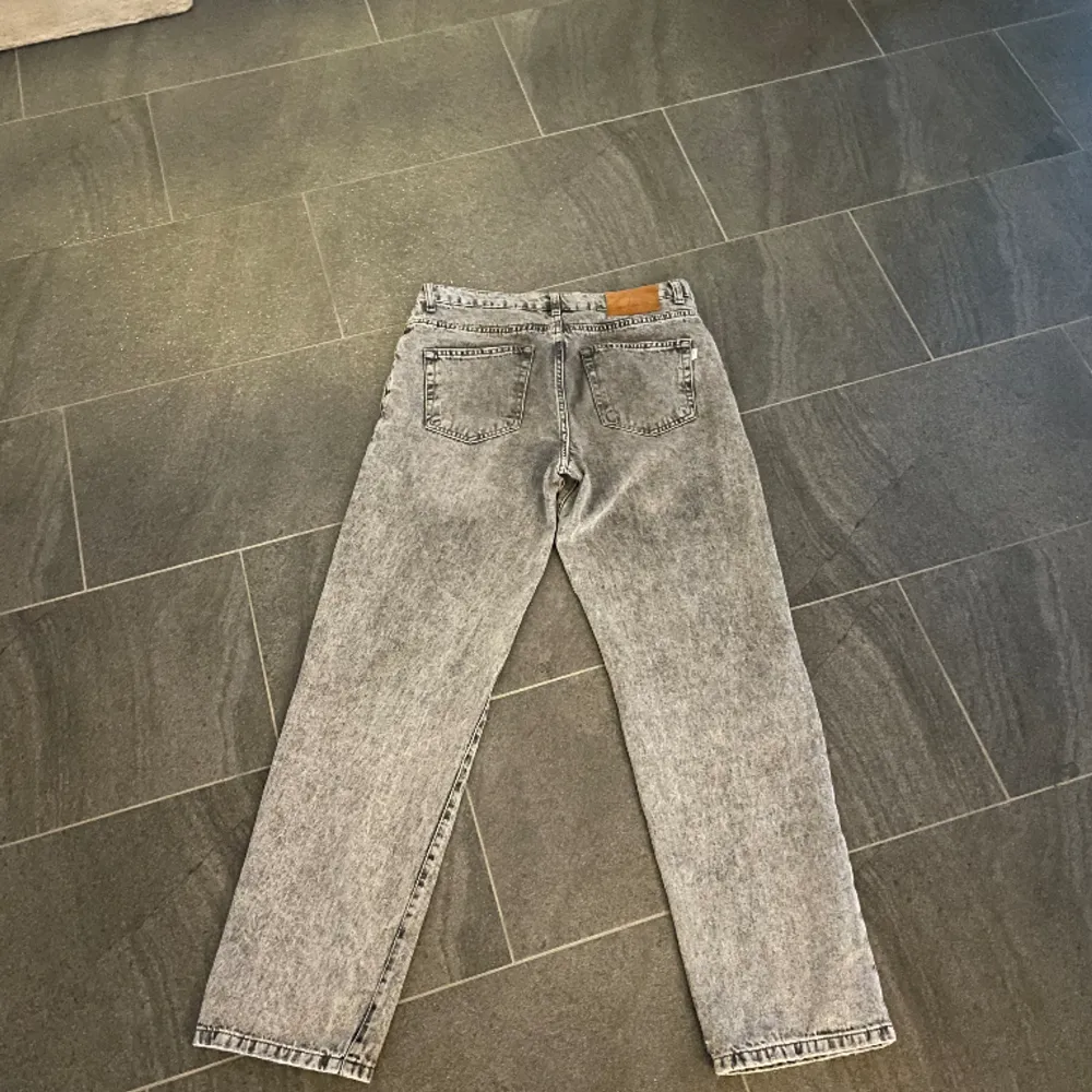 Säljer mina snygga woodbird jeans med en sjukt snygg grå färg! Nyskick då dom är för små! Fler bilder i dm!. Jeans & Byxor.