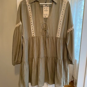 Zara klänning - Aldrig använt, prislappen är fortfarande på.