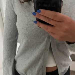Grå prickig kofta - Säljer denna jätte söta koftan då den inte längre kommer till användning⭐️ ignorera smutsig spegel😋