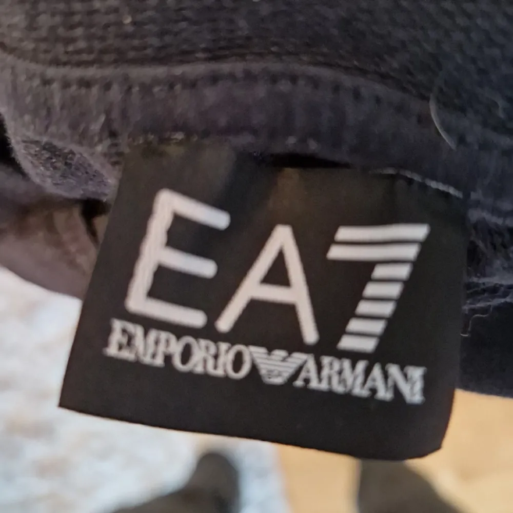 EA7 hoodie till salu. Denna EA7 hoodie är knappt använd och ser sprillansny ut. Skriv om intresserad.. Hoodies.