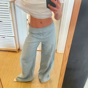 Linnebyxor  - Vida linnebyxor i nyskick🫶🏼 Storleken står inte, men jag har oftast storlek 36 och är 1,60 för referens. Skriv för andra frågor eller mått! 