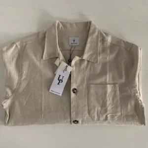 Overshirt Urban Pioneers  - Helt ny m tagg. Svenska märket Urban Pioneers. Tjockt linne. Ord pris 2000kr