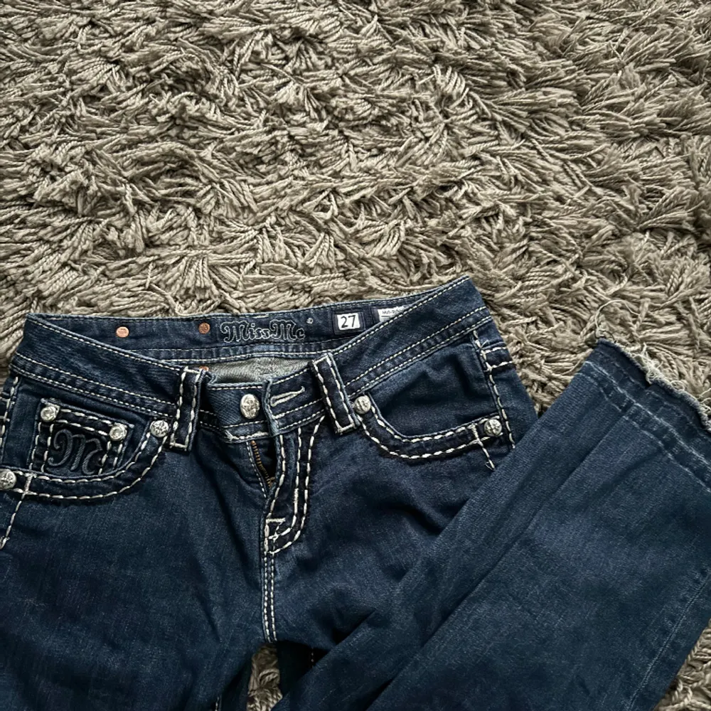 Ett par super fina miss me jeans i storlek 27 som skvätt är förstora, super skönt mjukt jeans  material. Jeans & Byxor.