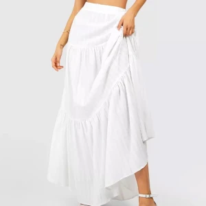 Lång kjol, vit - Jättebra skick, ej använd därav tagg sitter kvar. Resor där bak