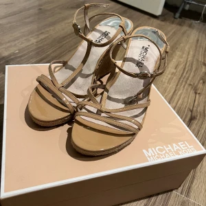 Michael Kors skor - Fina höga klackskor till sommaren. Väldigt lite använda, en fest. Köpta på Jackie för 1100 kr för några år sen. Original kartong medföljer. Liten 41.
