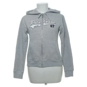 Polo Ralph lauren kofta - Storlek S, köptes på Sellpy för 600kr men kom aldrig till användning. Mycket bra skick, inga fläckar eller defekter. Tryck på köp nu ifall du vill, priset är också diskuterbart