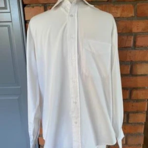 Vit Herrskjorta strl S 37-38 - City Man från Kappahl  Mycket fint skick  35% Bomull  65% Polyester 