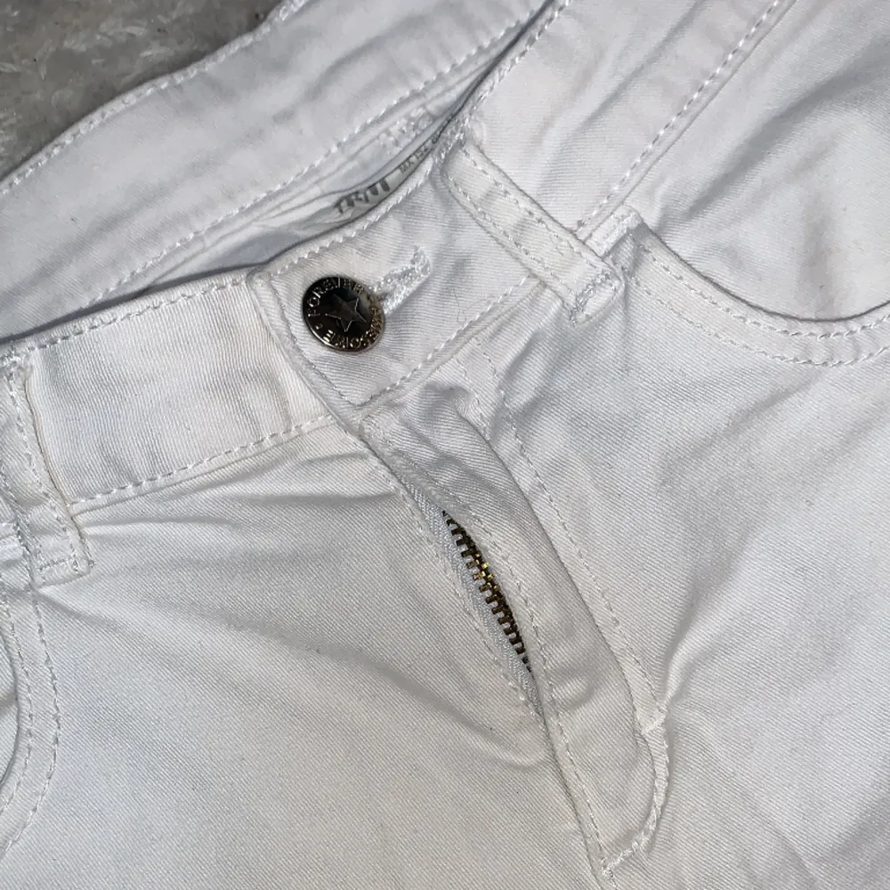 Ett par vita shorts som jag köpte i Tyskland och har bara använt typ 3 gånger i storlek 146/152 passar även 134/140. Shorts.