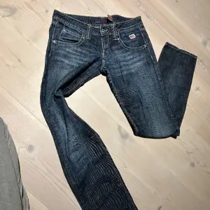 Sjukt snygga lågmidjade jeans från Ray Rogers, köpte second hand i Amsterdam men använde aldrig för de var för små :/ I jätte bra skick! 