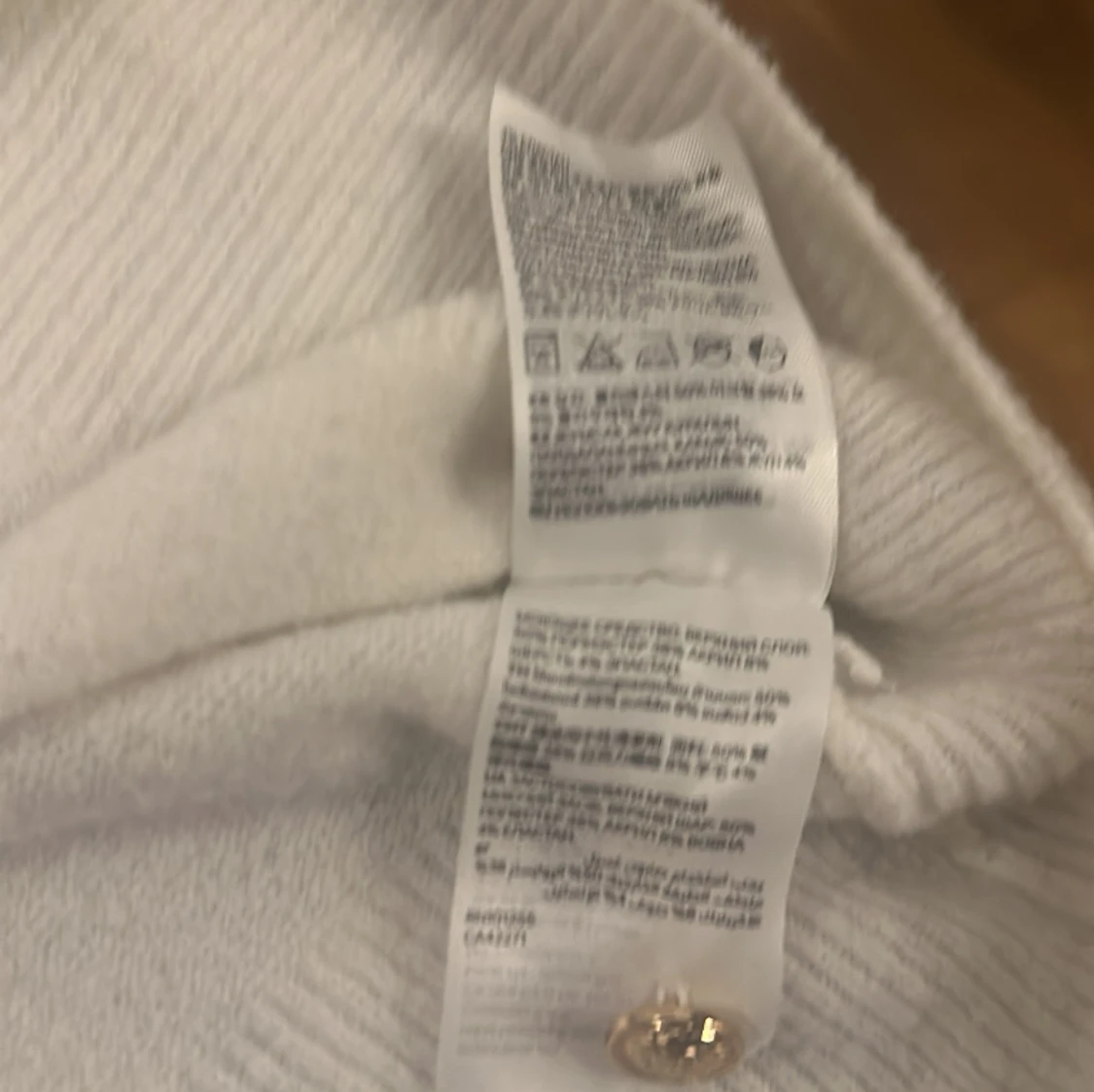 Varm och mjuk tröja med guldknappar - 91