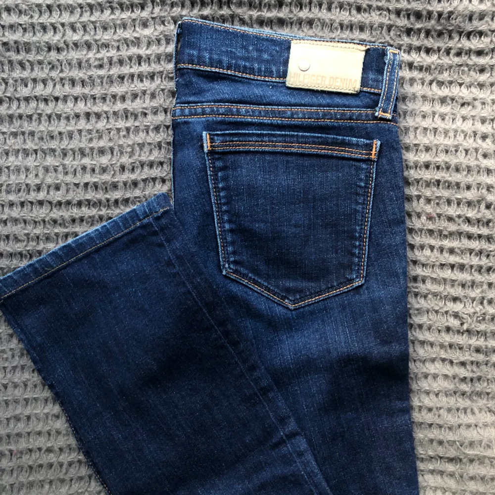 Blå low waist jeans från Tommy Hilfiger 💙 Köpta på sellpy som storlek M, skulle säga att de är som S och som slim fit. Superfint skick, säljes då de är för små för mig! Skriv vid frågor, tryck gärna på köp nu 💖. Jeans & Byxor.