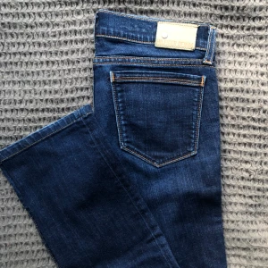 Blå low waist jeans - Blå low waist jeans från Tommy Hilfiger 💙 Köpta på sellpy som storlek M, skulle säga att de är som S och som slim fit. Superfint skick, säljes då de är för små för mig! Skriv vid frågor, tryck gärna på köp nu 💖