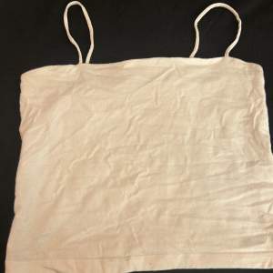 Ett vitt linne från Gina tricot. Säljer för 20kr. Bra skick.