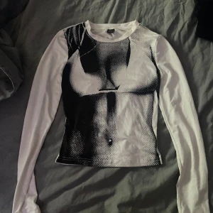 Tröja  - Säljer min tröja från SHEIN använd en gång cirka så fint skick👚🩷