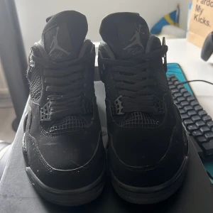 Jordan 4 black cats - Bra skick säljs billigt pga flytt kan gå ner i pris