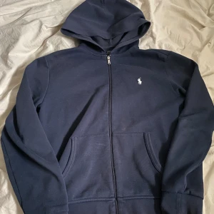 Polo Ralph Lauren zip up hoodie. - Hej! Jag säljer denna Ralph lauren tröja i strlk xs. Den är i 7/10 skick. Nypris ca 1500kr jag säljer den för 750kr pris kan diskuteras vid snabb affär.