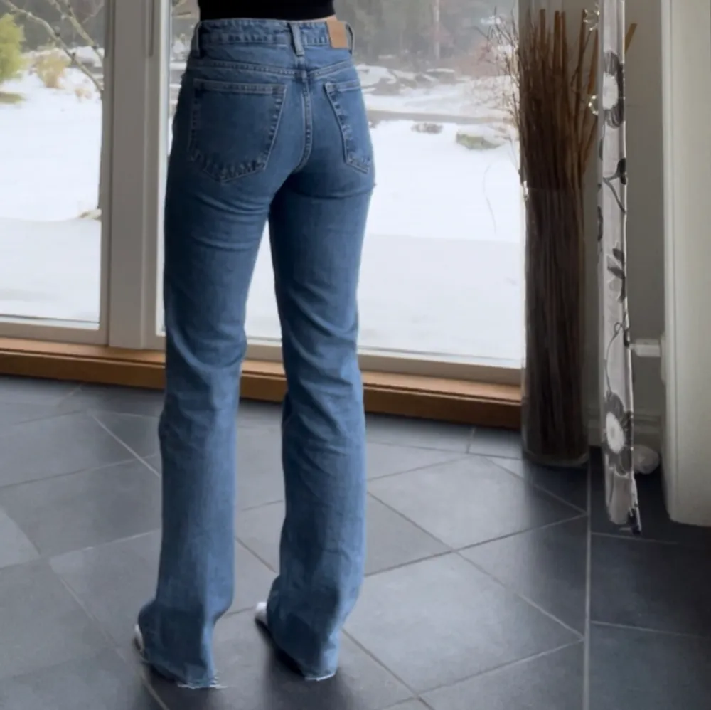 Mid waist jeans från Weekday i modellen Pin 💗 Storlek W24/L32 men klippta vilket syns på sista bilden, innerbenslängd 78 cm 💗De är lite större i storleken och passar mig som har W25 💗. Jeans & Byxor.