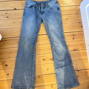 Eftertraktade lågmidjade utsvängda jeans från Brandy Melville. Midjemått rakt över: 37, innerbensläng: 82 har inga fler bilder 