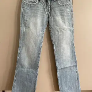 Jeans från 7 for All Mankind Knappt använda   Midjemått 78 cm  Längd 98 cm  Innerbenslängd 79 cm  21 cm längst ner 