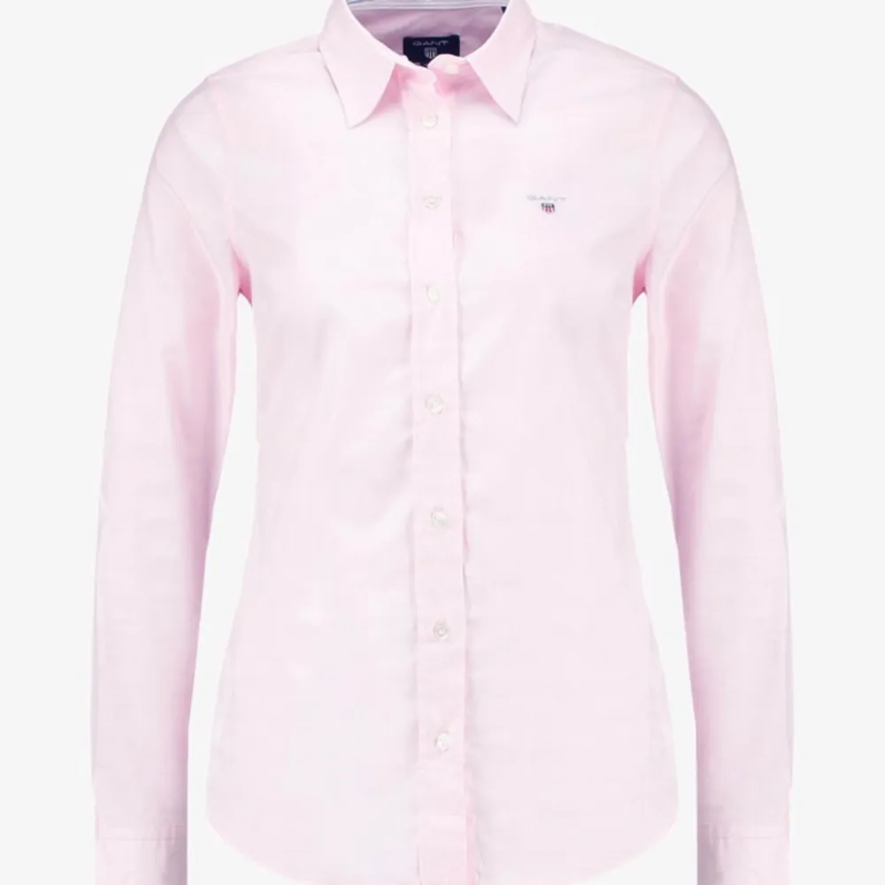 Rosa gantskjorta i storlek 36. Endast använd 2-3 gånger. Nypris 1.095kr(nu 931kr på rea) säljer för 300kr. . Skjortor.